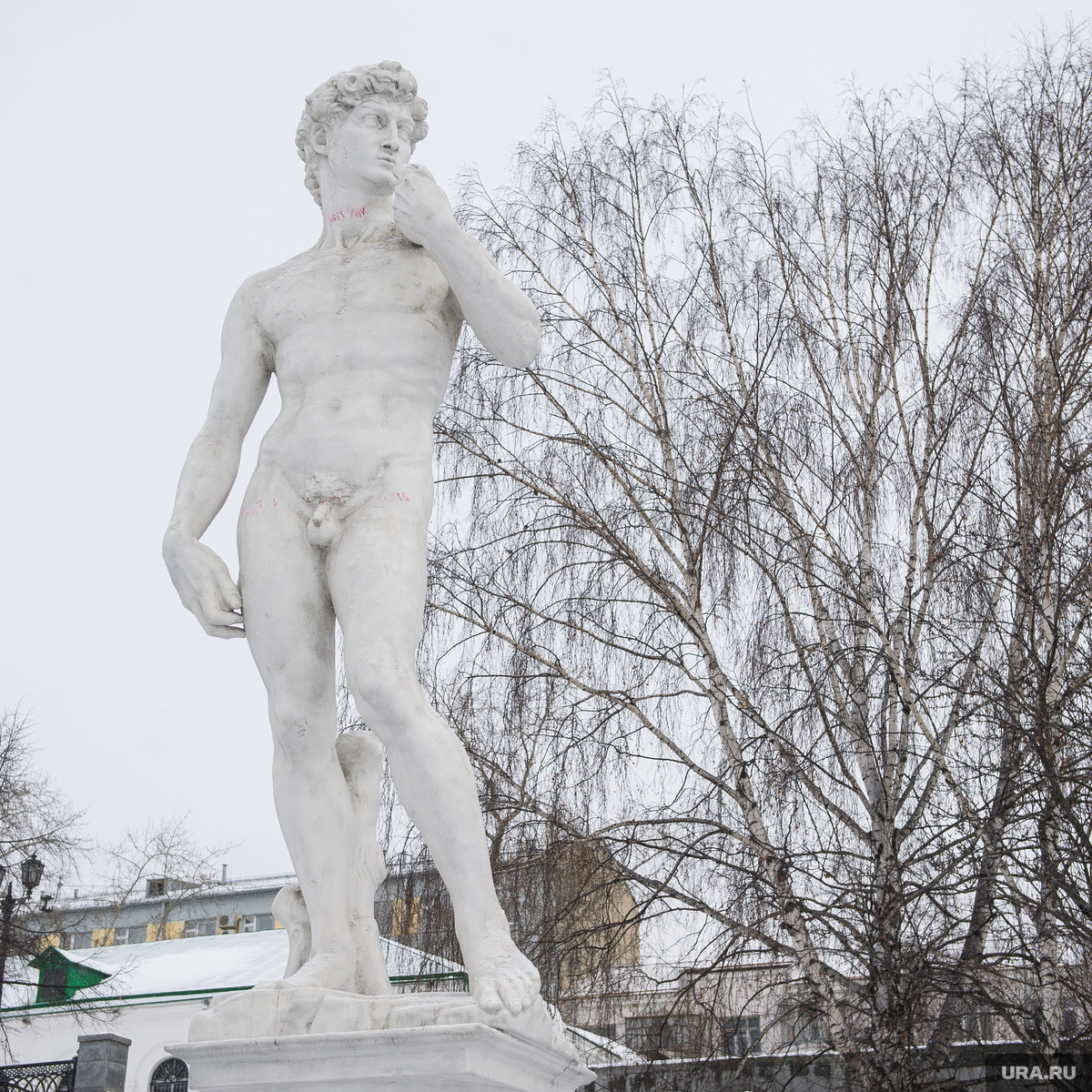 памятник голым мужикам фото 25