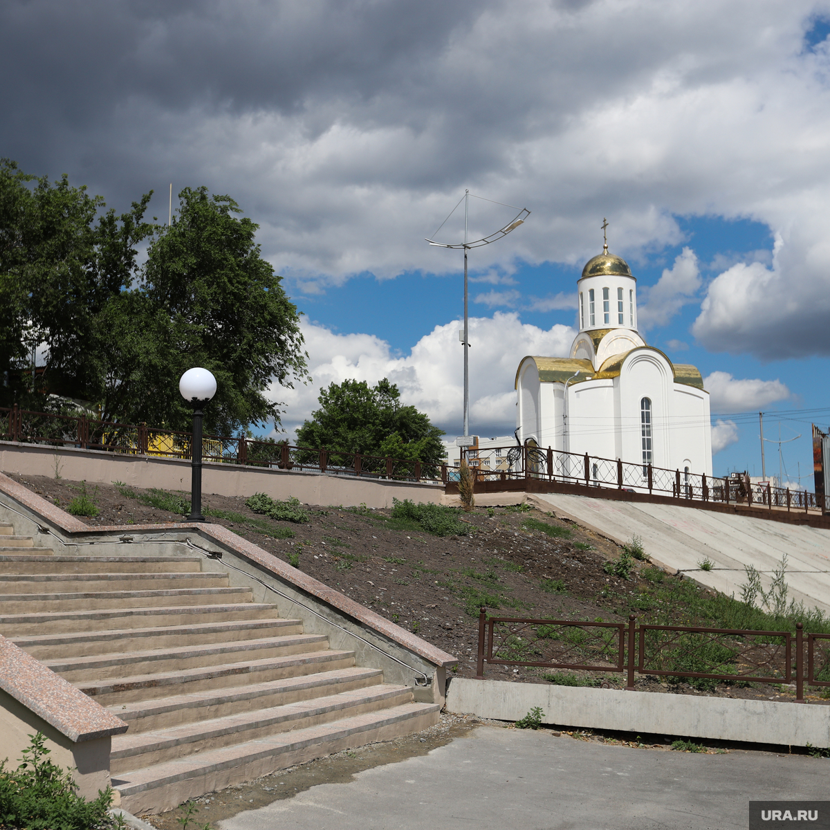 Храм на набережной Курган