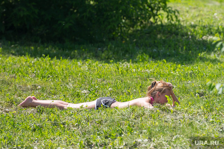 Две кузины отдыхают на траве без нижнего белья фото