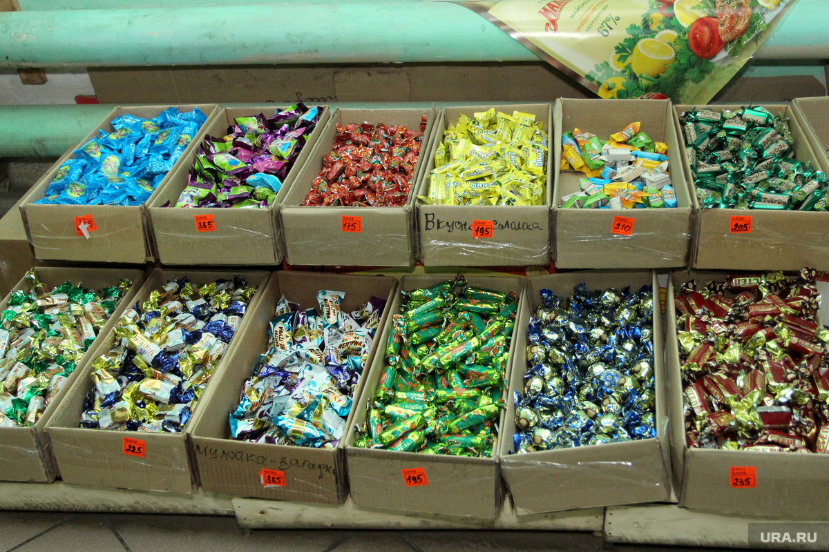 Где в новосибирске можно купить недорогой. Оптовые базы конфет. Оптовый рынок конфет. Оптовый склад конфеты. Конфеты на развес.