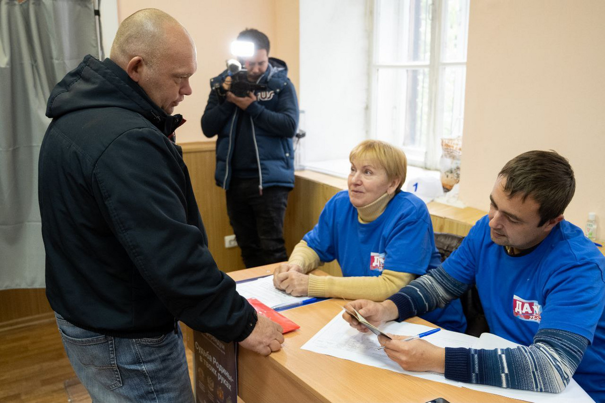 В ДНР, ЛНР, Херсонской и Запорожской областях проходит референдум о  вхождении в состав РФ