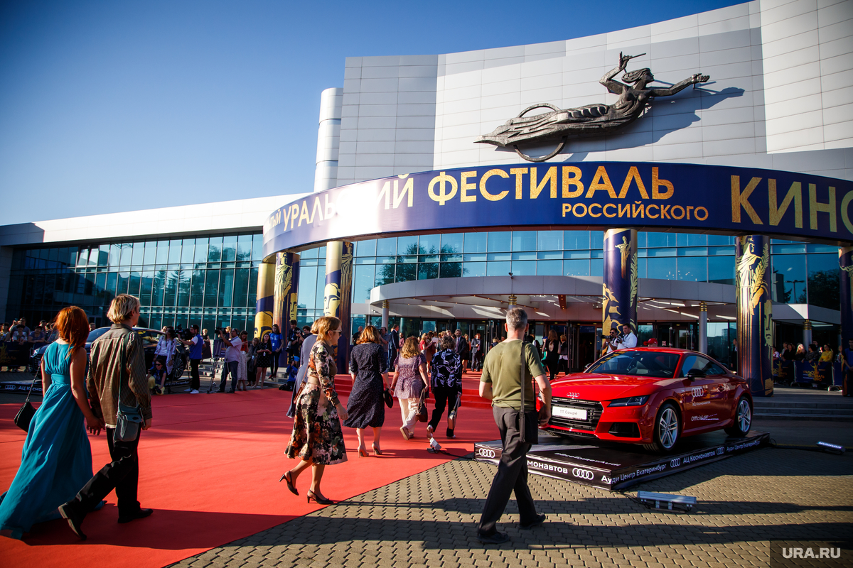 Таким было крыльцо кинотеатра в день открытия фестиваля
