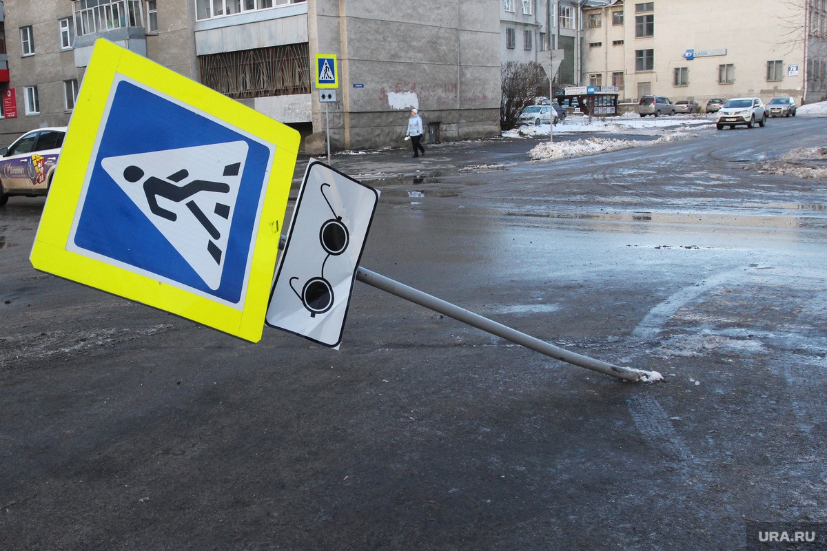 Сбитый дорожный знак. Погнутый дорожный знак. Сломанный дорожный знак. Испорченные дорожные знаки. Повреждение дорожных знаков.