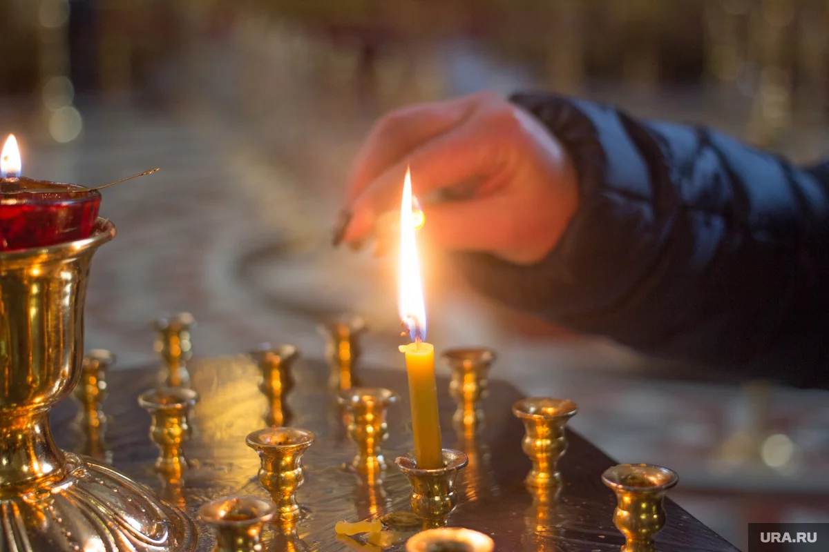 зюганов ставит свечку в церкви. свечка за здравие с молитвой. свечку за успех. парень свечи храм. свечи гадальные.