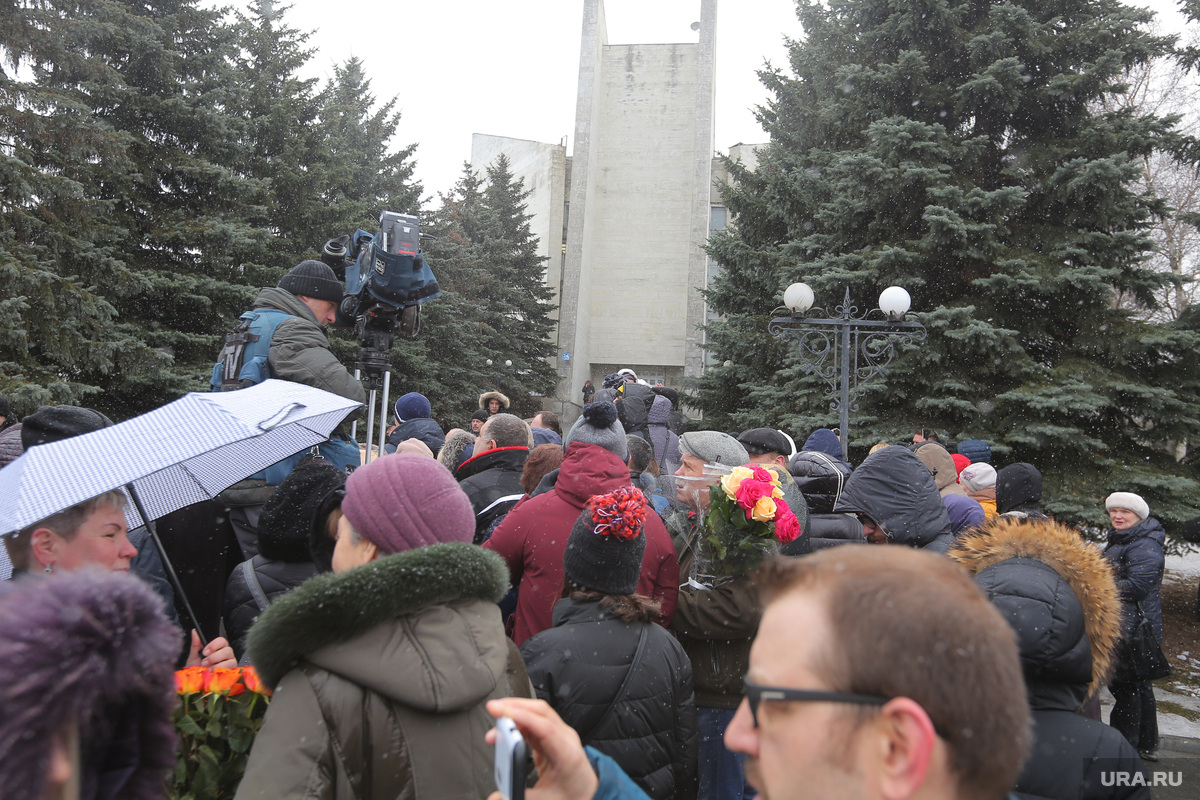 Похоронили певицу. Похороны Юлии Началовой фото. Похороны Навального прямой эфир. Похороны Началовой фото.