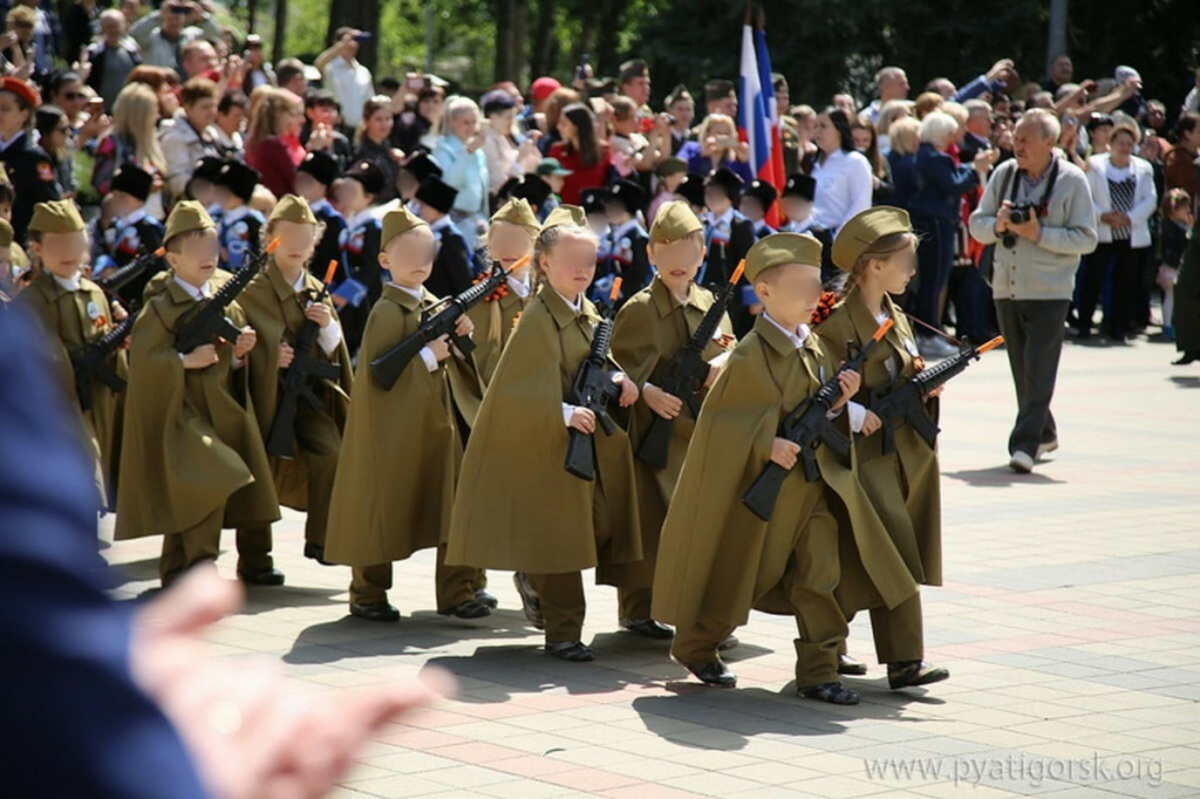 Парад 9 мая дети. Дети на параде 9 мая. Дети в военной форме на параде. Дети на параде 9 мая в форме. Дети в военной форме победобесие.