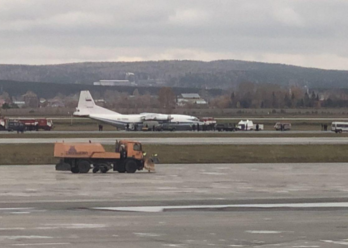 У Ан-12 при посадке отказало шасси