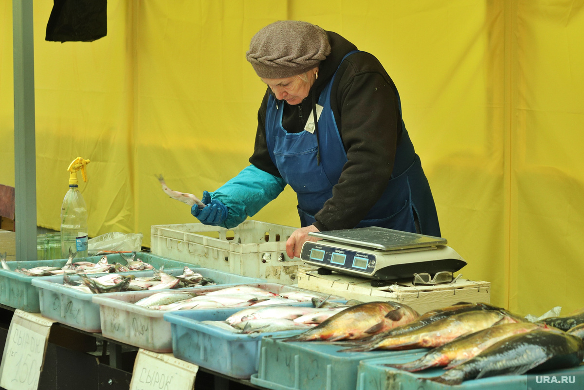 Купить рыбу отзывы. Некрасовский рынок рыба. Торговец рыбой. Добыча рыбы на Камчатке. Перевозка рыбы.