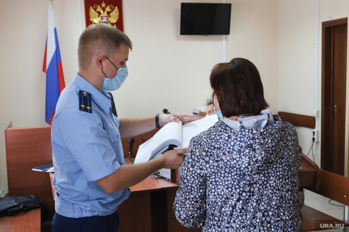 Женщина полицейский на допросе