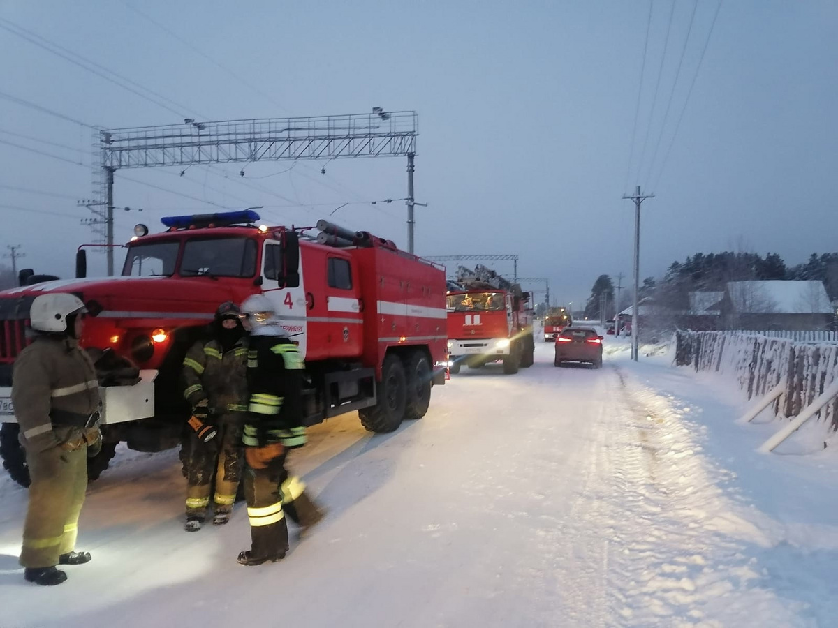 В поселке Кедровка при пожаре в доме сгорел мужчина: 18 ноября 2022 года —  фото