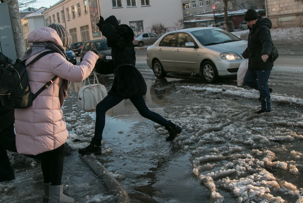 В Кургане участок дороги затопило горячей водой