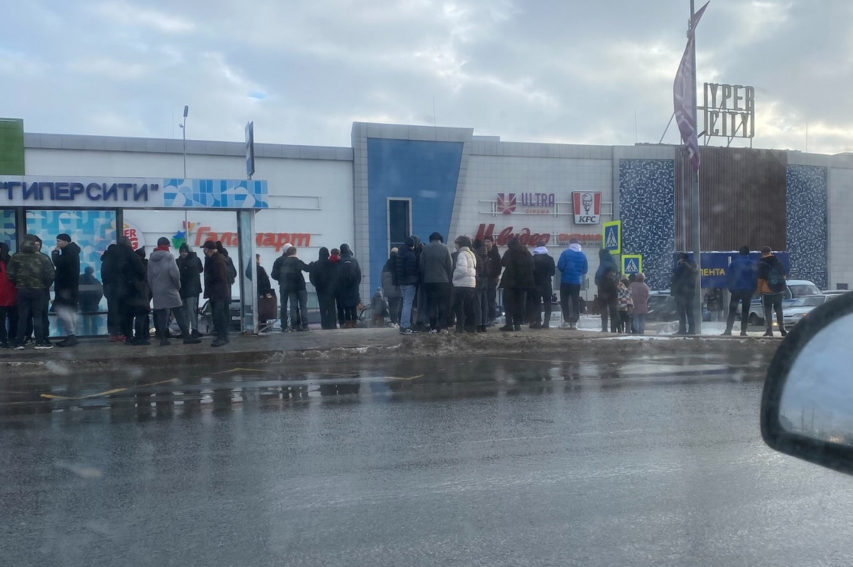Сходка «ЧВК «Редан» в Кургане: молодежь и силовики собрались у торгового  центра - фото, видео