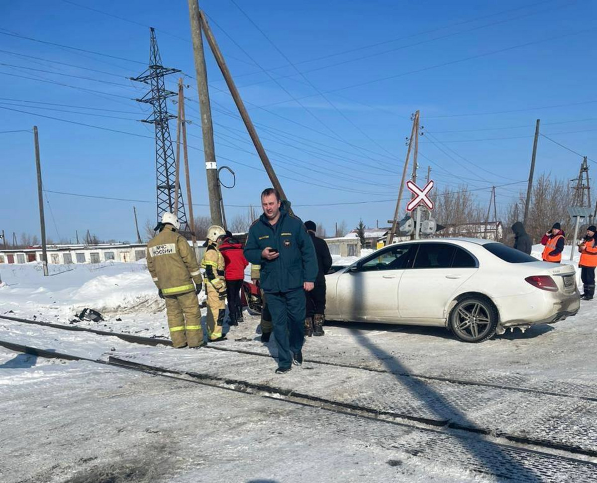 На железнодорожной станции в Тавде Mercedes столкнулся с поездом: фото