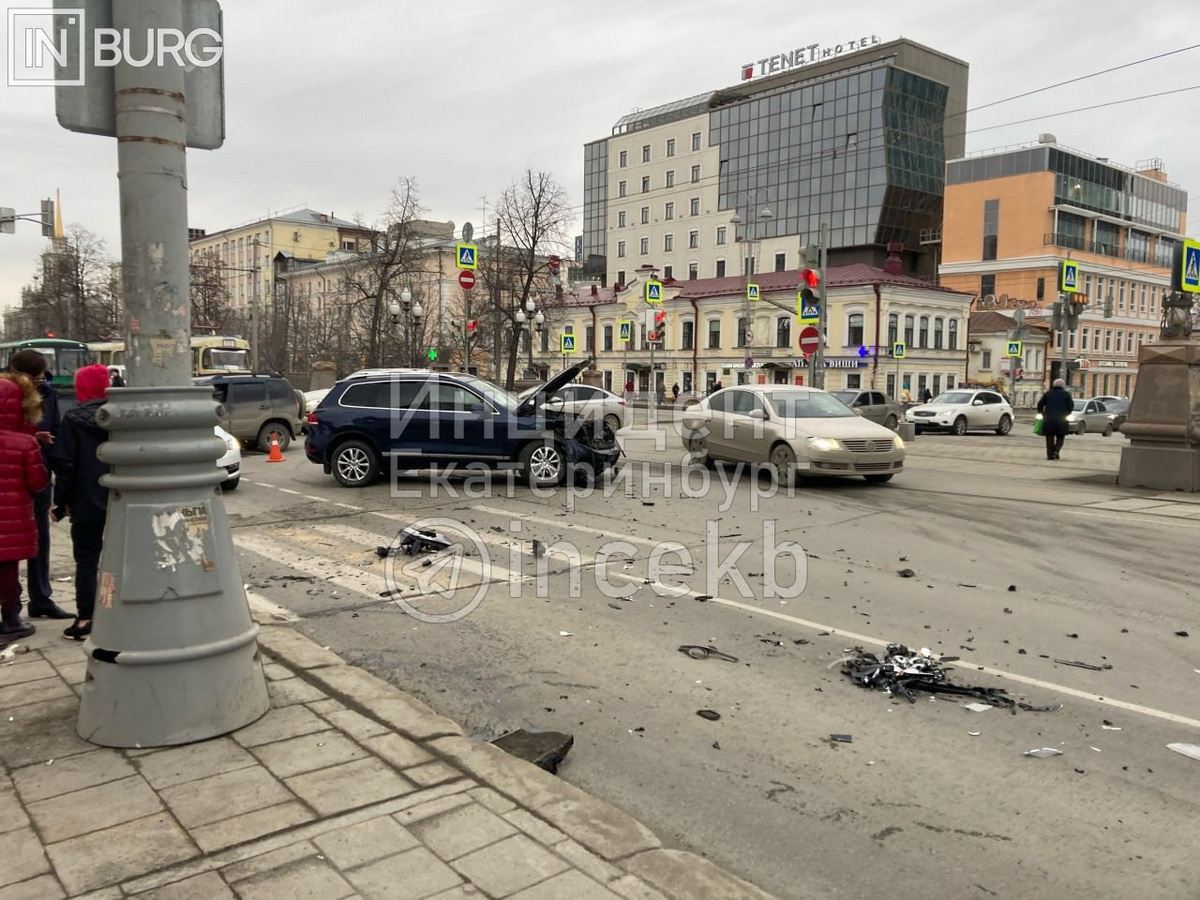 ДТП возле полицейского главка на проспекте Ленина в Екатеринбурге 17 марта  2023 год - фото, подробности