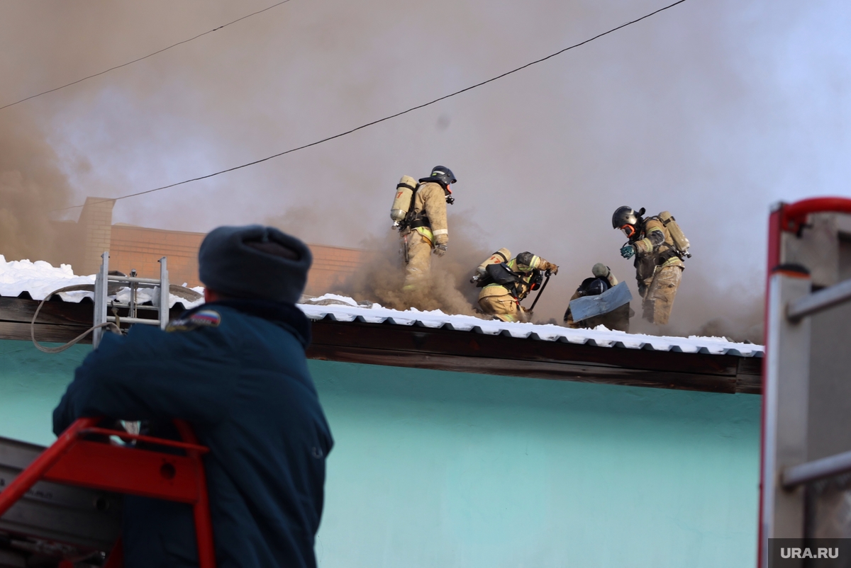 В Екатеринбурге жгут дома на месте, где появится новый ЖК. Фото, видео