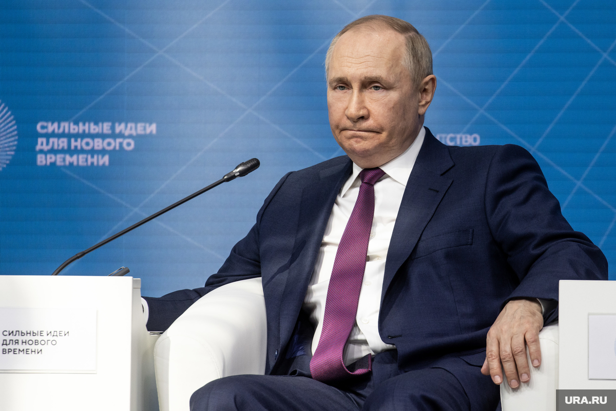 Владимир Путин во время визита в Мариуполь сам был за рулем автомобиля