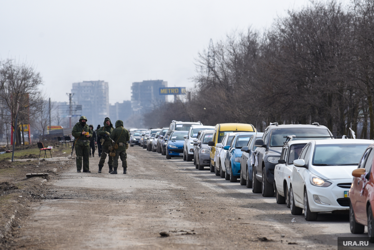 Местные жители покидают свои дома рядом с местом обнаружения бомбы (архивное фото)