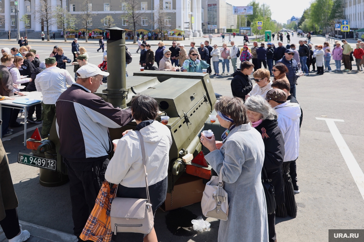 День Победы в Кургане 9 мая 2023 год: курганцев угощают горячей кашей