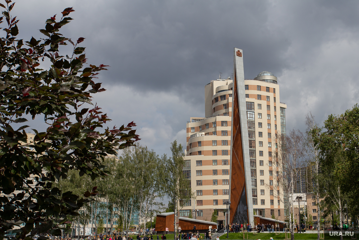 Огромная стела в центре Екатеринбурга - открытие с участием силовиков и чиновников, фото