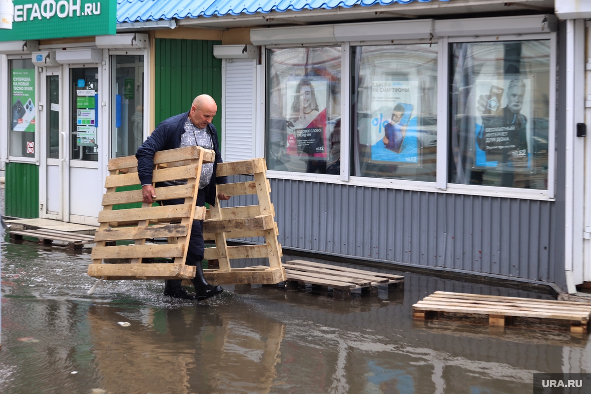В Кургане бизнес теряет доходы из-за потопа на Центральном рынке - фото,  видео
