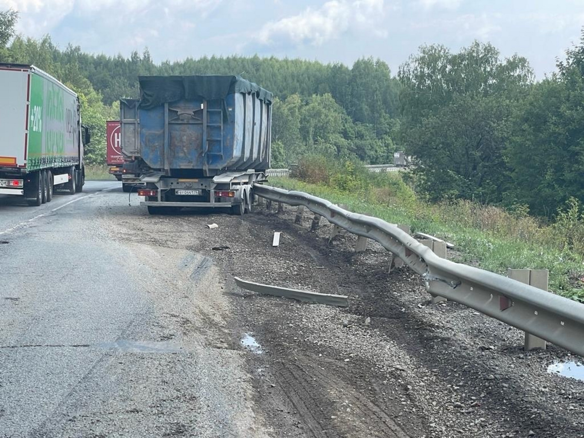 На челябинской трассе грузовик на ходу потерял прицеп - фото