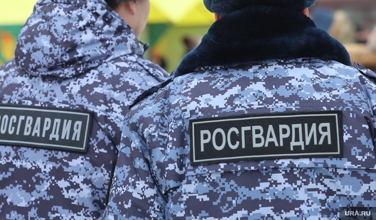 Драка ночью в Кургане: фото сотрудников полиции во дворе