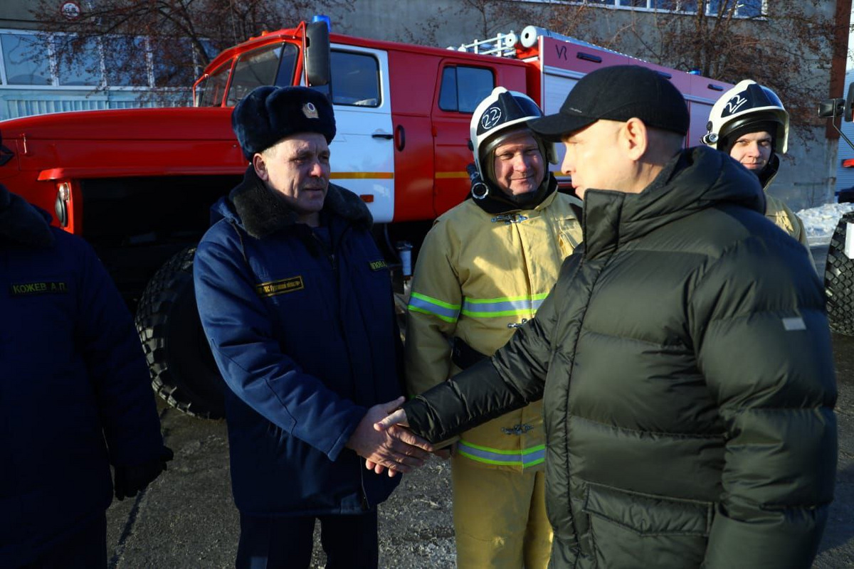 Губернатор Шумков передал курганским огнеборцам новые пожарные машины: фото