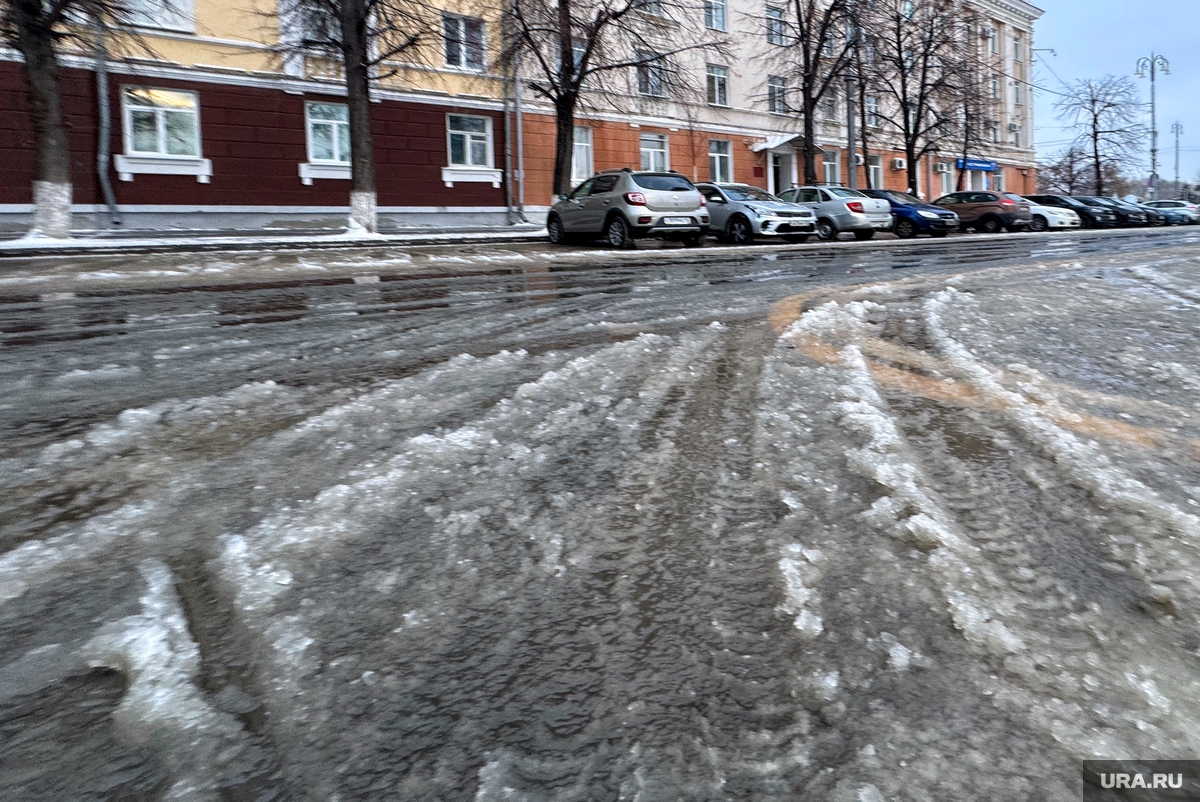 Возле здания курганского правительства затопило улицу: фото, видео