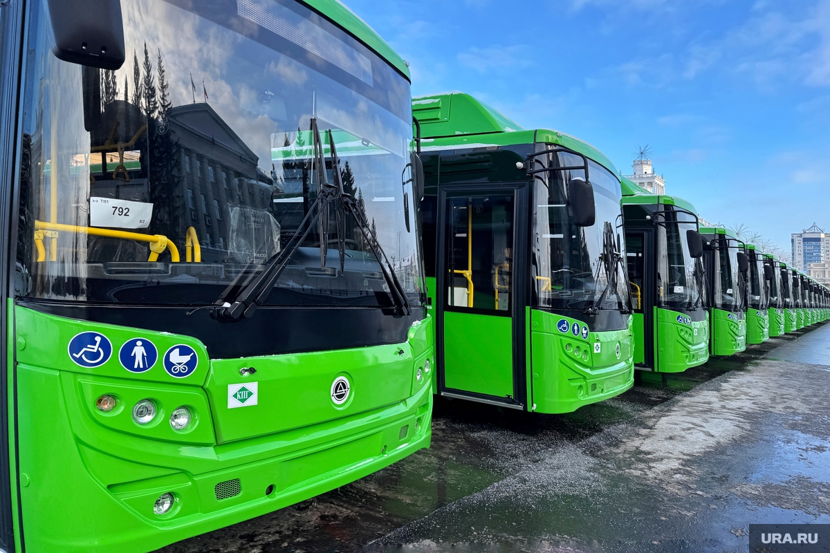 На площади Ленина выстроено около 30 новых автобусов большого класса
