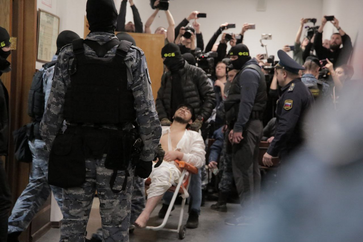 Файзова сопровождает медик