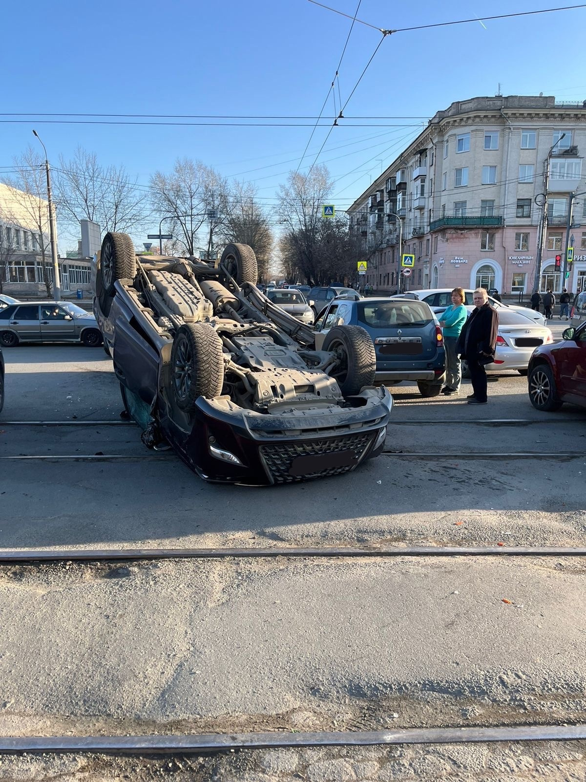 На проспекте Ленина в Челябинске случилось ДТП с переворотом, фото