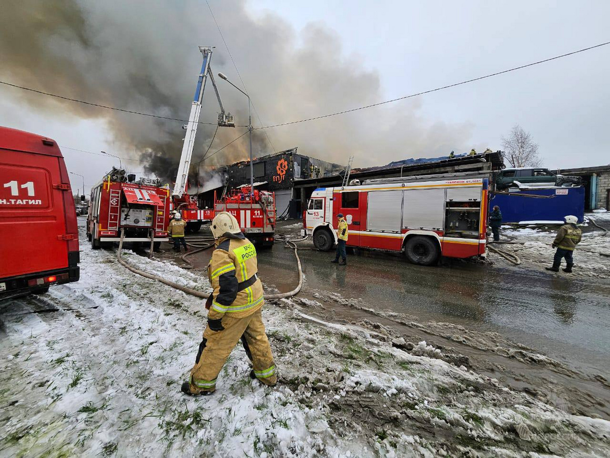 Крупный пожар охватил клуб в Нижнем Тагиле 25 апреля: фото, подробности