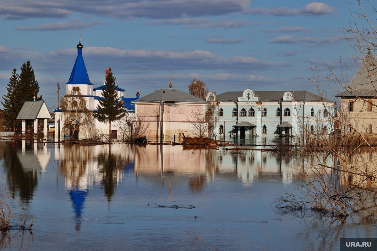 Поселок Смолино в Кургане после пожара скрыло под водой: завораживающие  фото, видео