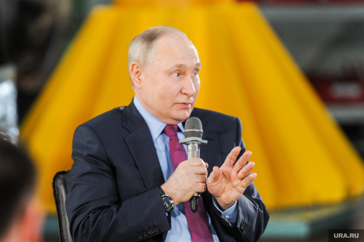 На ПМЭФ представили родословное древо Владимира Путина, передает РИАН