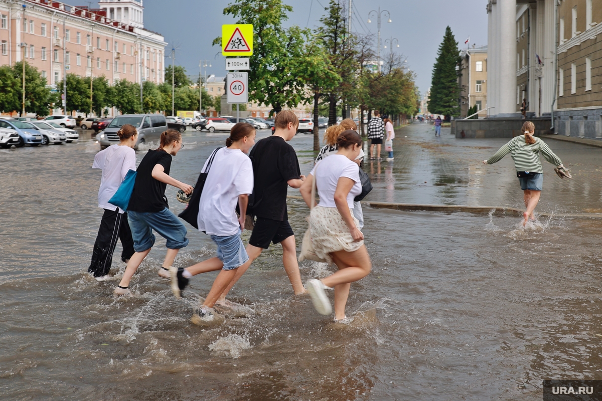 Погода в июне: как курганцы справлялись со штормом — фоторепортаж