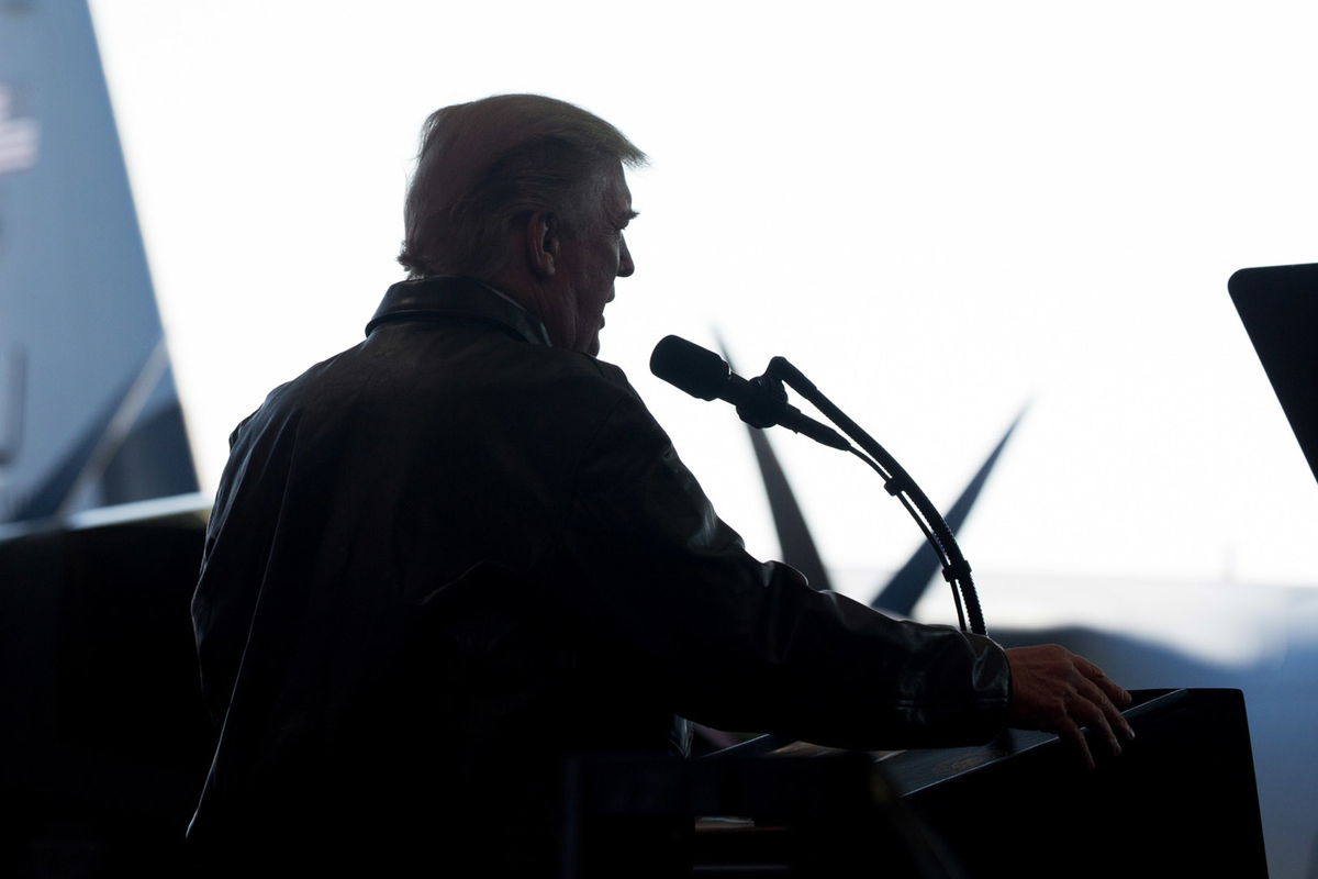 Белый дом не изменит позицию по спущенным флагам из-за инаугурации Трампа
