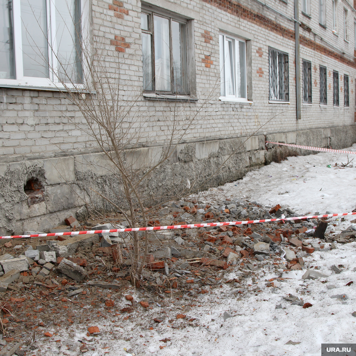 В Кургане рассыпается пятиэтажка: жильцы трижды вызывали МЧС