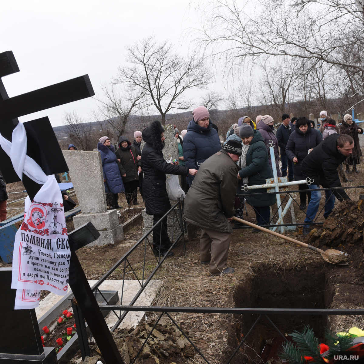 Как дети Донбасса хоронили своих учительниц