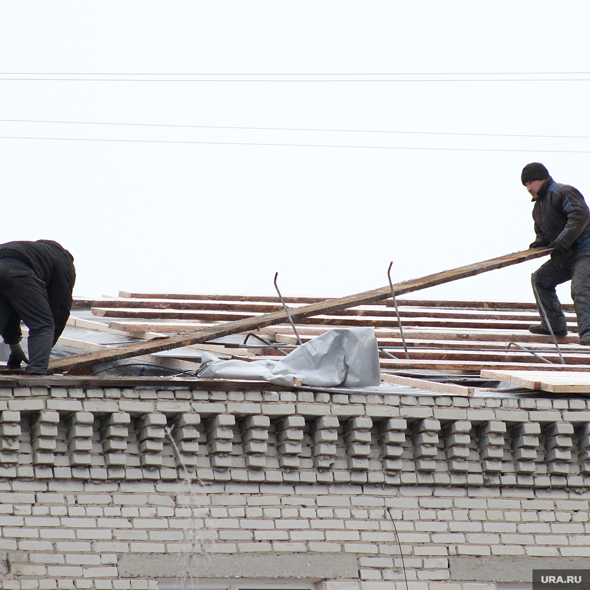 Капитальный ремонт курган. Упал рабочие на крыше зима.