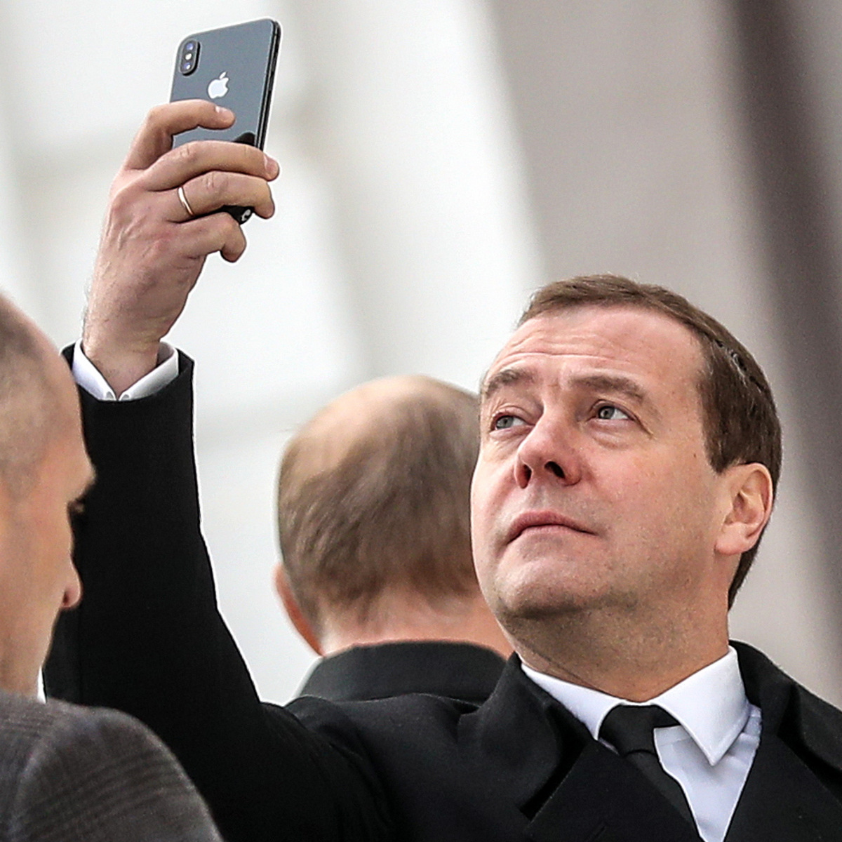 Премьер Медведев появился в монастыре с новым iPhone X. ФОТО