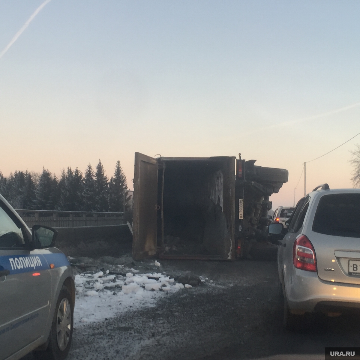 Упавшая фура стала причиной гигантской пробки на Урале, фото