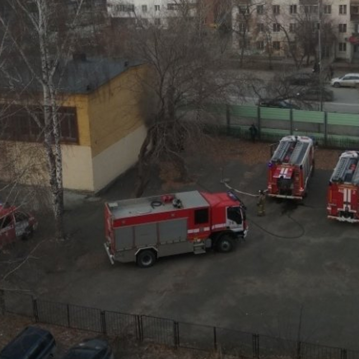 В Екатеринбурге из горящей школы эвакуируют учеников. ФОТО — URA.RU