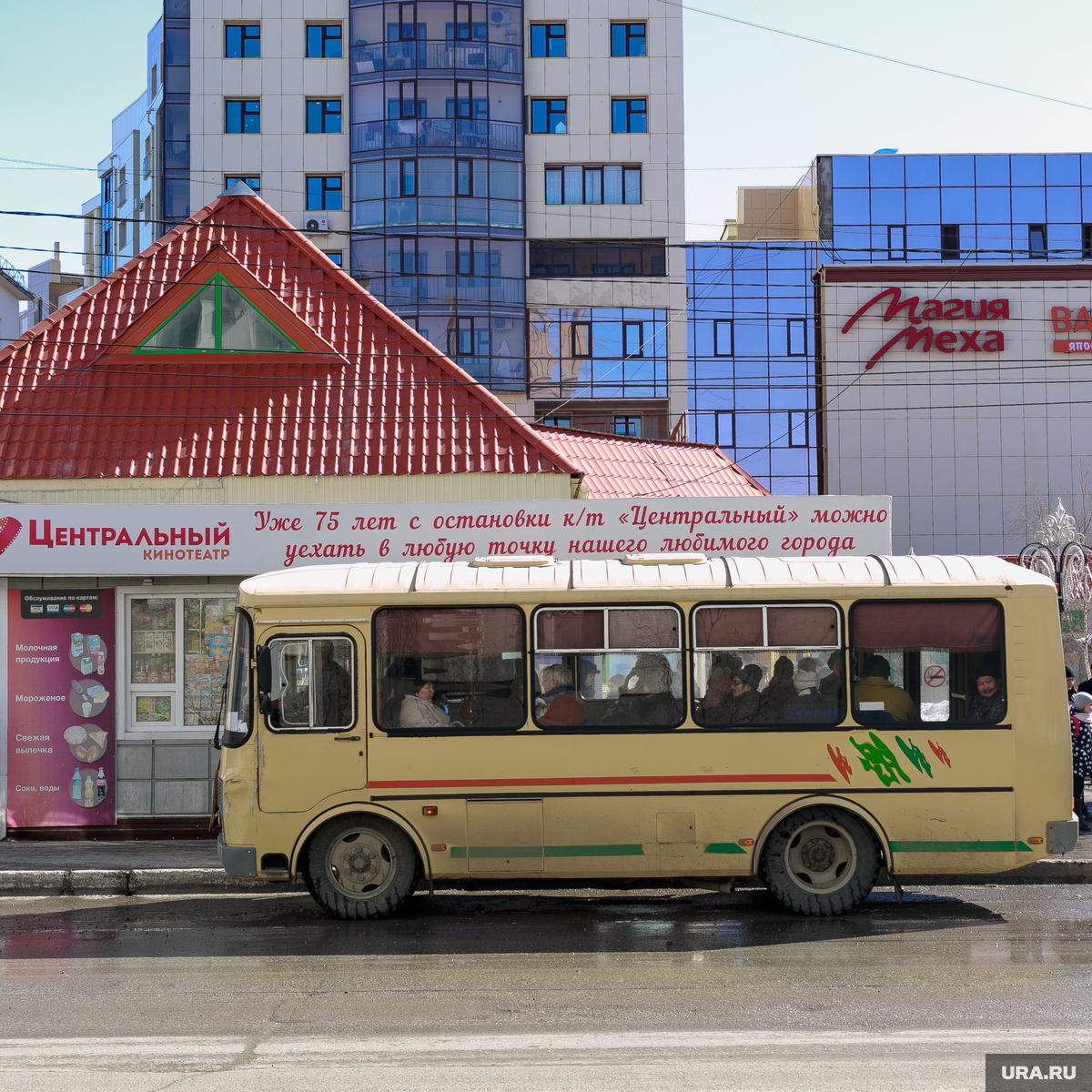 Автобус автовокзал якутск. Павловский Автобусный завод Курган. Автобусы ПАЗ Курган. Автобус ПАЗ на остановке. Остановка с пазом.