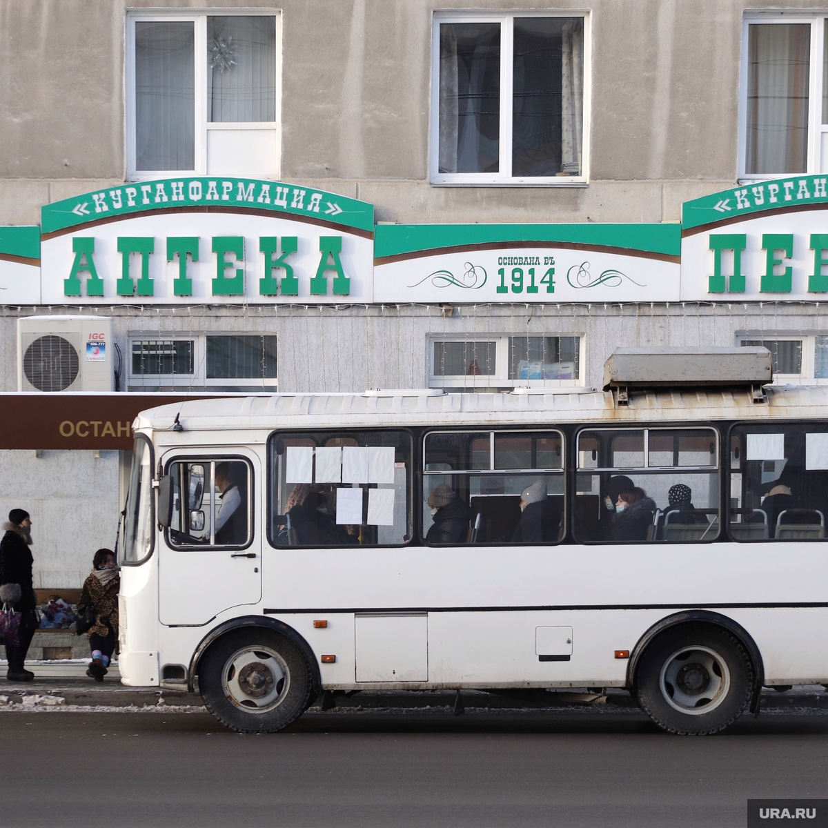 В Кургане автобус не смог доехать до конечной по разбитой дороге
