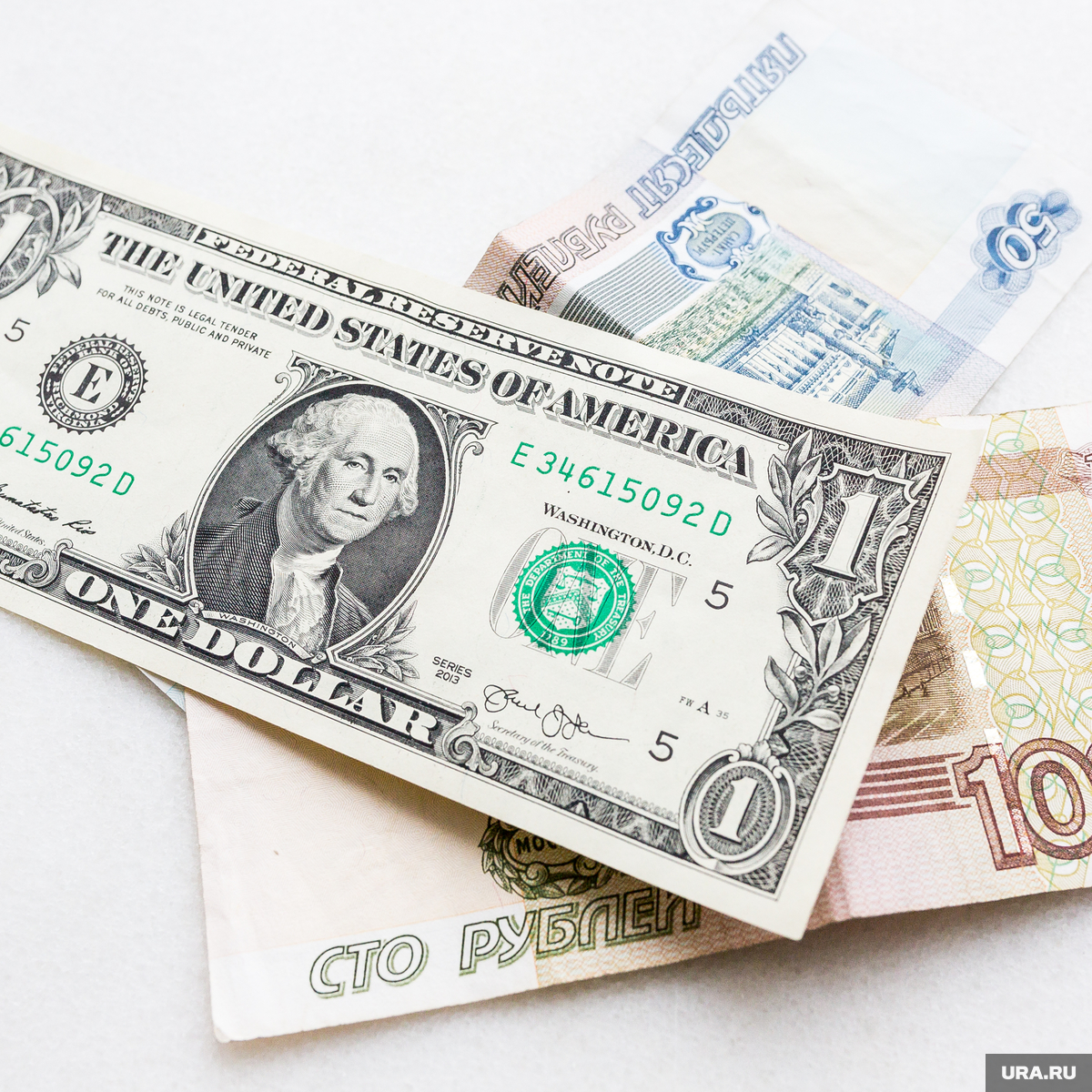 152 доллара в рублях. Доллар и евро. Доллары в рубли. Доллары и евро картинки. Доллар евро рубль.