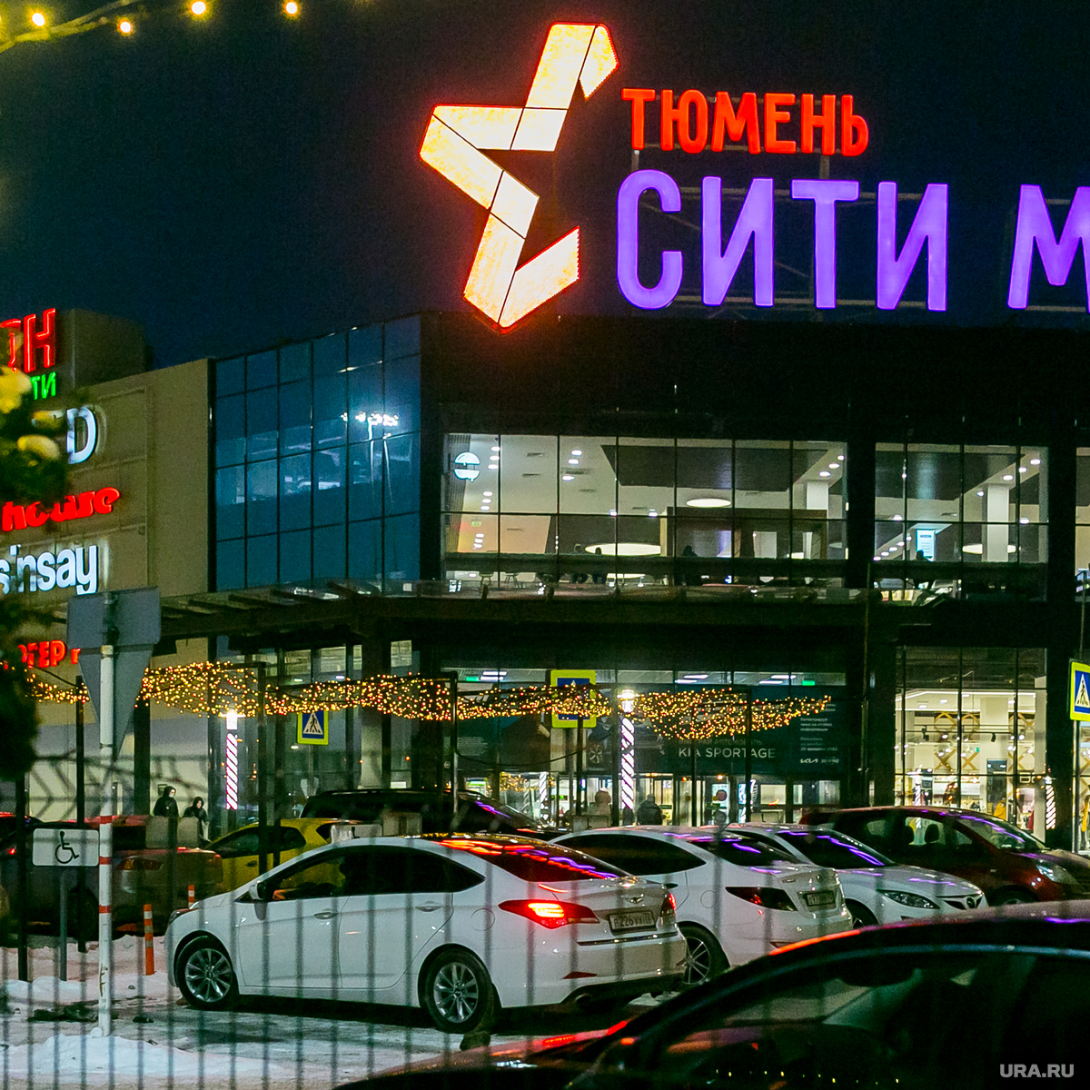Самый большой торговый тюмени. ТЦ Сити Молл Тюмень. Российский торговый центр. Большой торговый центр в Тюмени.