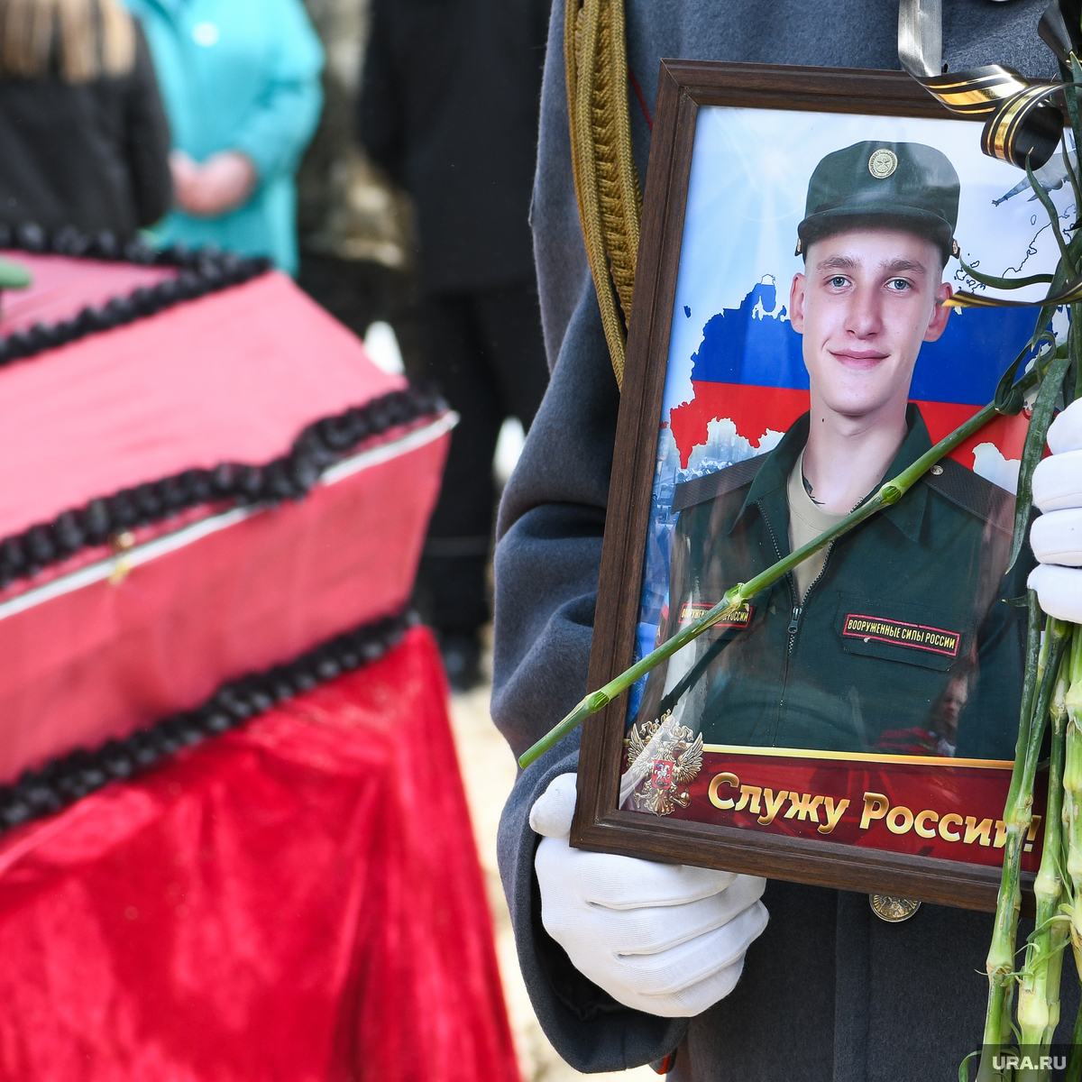 Матери погибших бойцов. Похороны солдата в Полевском погибшего на Украине. Похороны солдата срочника погибшего.