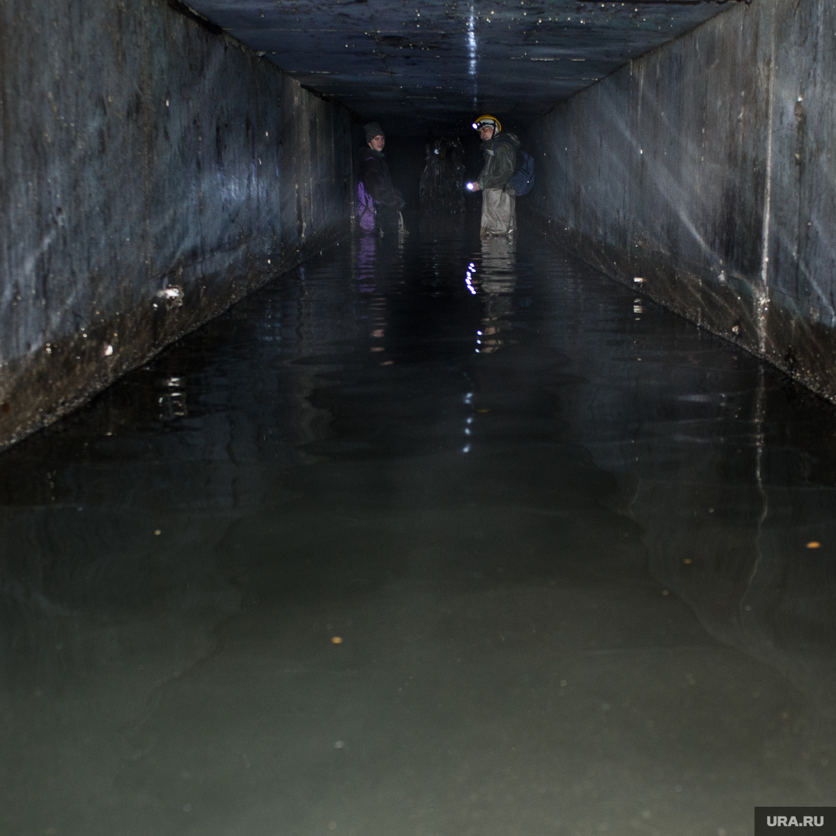Прорыв канализации в подвале. Канализационные трубы в подвале. Дом с подвалом. Подвал затоплен. Затоп канализации в подвале.