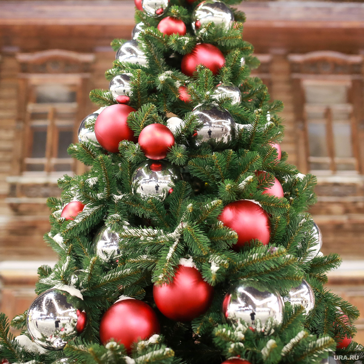 ёлка певица 2022. новогоднее украшение зданий. ёлка певица 2023. ёлка певица 2020. елка в огоньках фото.