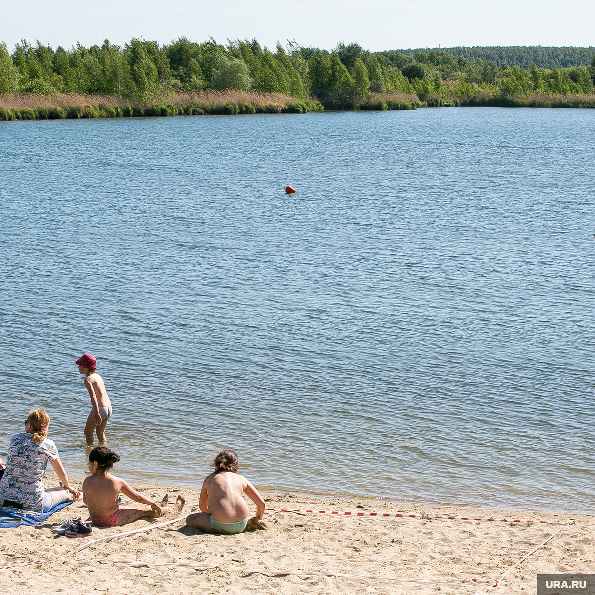 Озера где можно купаться. Кулига парк Тюмень озеро. Пляж на реке. Пляж на озере. Волга пляж.
